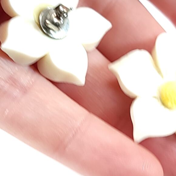 Vintage Earrings 80s White Flower Studs Yellow Center Retro Statement Jewelry - Picture 9 of 10